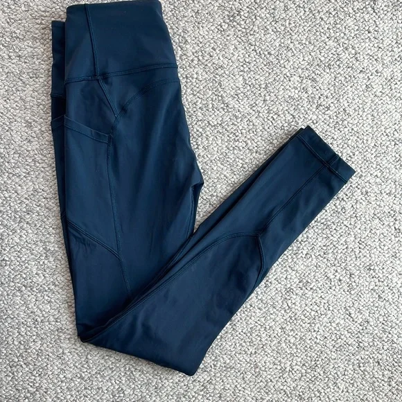 Lululemon 28” legging in blue. Sz 6 - Picture 5 of 5
